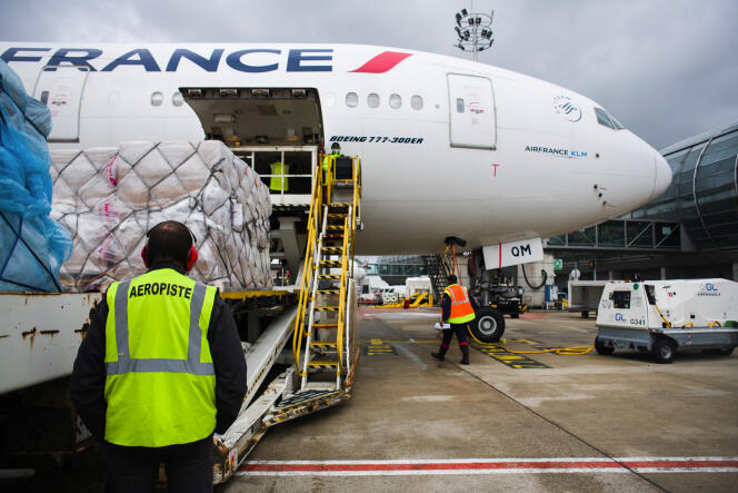 Chargement du fret dans la soute d’un avion de ligne à l’aéroport de Paris-Charles de Gaulle, en mai 2021.