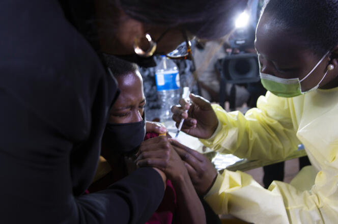 La vaccination d’un enfant dans le township de Diepsloot, à Johannesburg, le 21 octobre 2021.