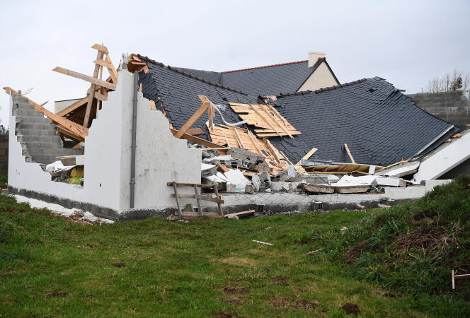 Une maison détruite par le passage de la tempête à Plozévet, dans le Finistère, le 21 octobre.
