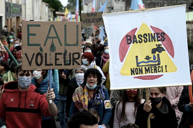 Lors d’une manifestation à Epannes (Deux-Sèvres), en octobre 2020, contre un projet d’irrigation agricole.