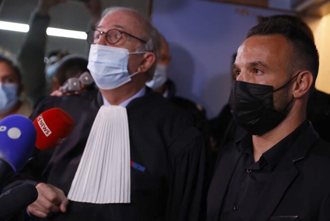 Mathieu Valbuena (à droite), aux côtés de son avocat Paul-Albert Iweins, au tribunal correctionnel de Versailles, le 20 octobre 2021.