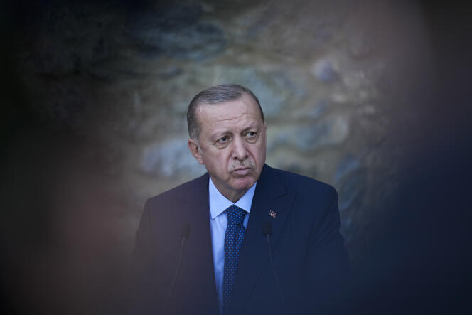 Le président turc, Recep Tayyip Erdogan, est au cœur d’un scandale l’accusant de favoriser des fondations islamiques qui le soutiennent.