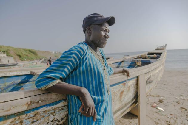 Comme d’autres pêcheurs, cela fait des années qu’Ousseynou Dieng tombe malade sans explication pendant la période de l’hivernage. Ici, sur la plage d’Ouakam, à Dakar, le 19 octobre 2021.