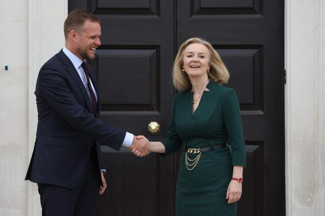 Le ministre lituanien des affaires étrangères, Gabrielius Landsbergis, est accueilli par son homologue britannique, Liz Truss, à Sevenoaks (Royaume-Uni),  le 11 octobre 2021.