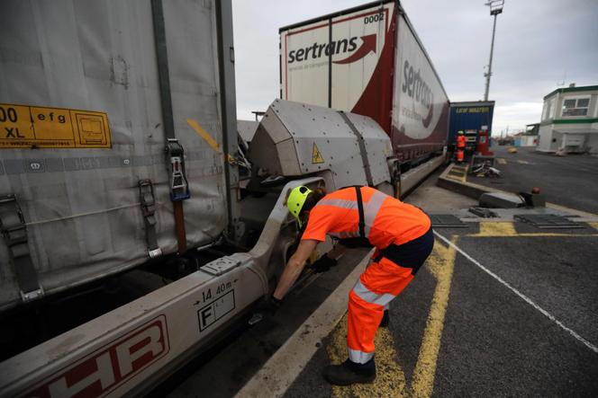 Une démonstration d’opérations de chargement de fruits et légumes à bord du train Perpignan-Rungis, lors de la présentation des wagons rénovés, le 21 octobre 2021.