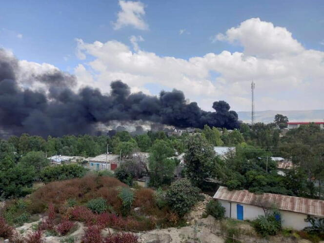De la fumée s’échappe après une frappe aérienne à Makalé, en Ethiopie, le 20 octobre 2021.