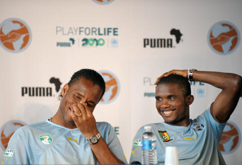 Ivorian football player Didier Drogba (L) and Cameroonian Samuel Eto'o take part in a press conference during the Africa Unity Experience at Michel Hidalgo stadium in Saint-Gratien, near Paris on May 28, 2010. AFP PHOTO BERTRAND LANGLOIS (Photo by BERTRAND LANGLOIS / AFP)