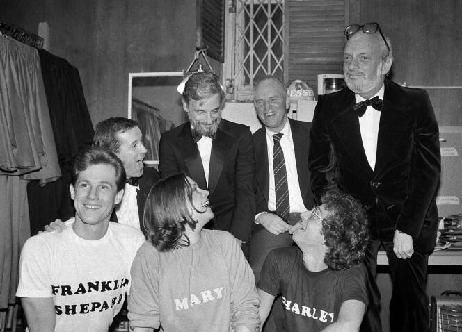 L’équipe de « Merrily We Roll Along », dans les coulisses de l’Alvin Theater, à New York, le 17 novembre 1981.