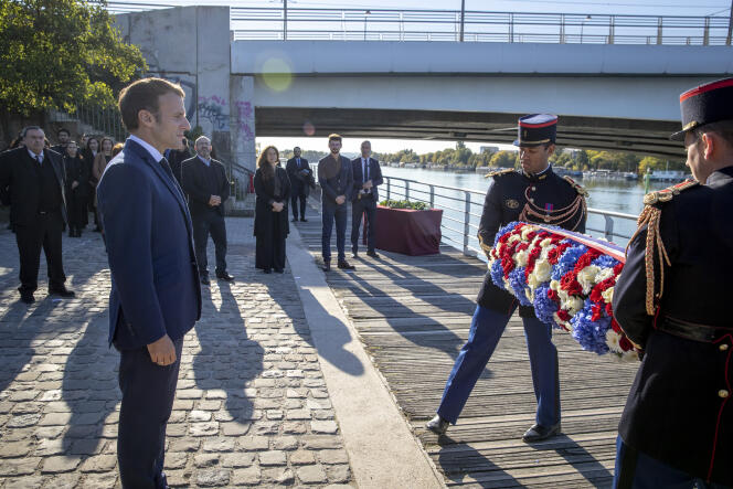 Emmanuel Macron, président de la république, participe à une cérémonie en hommage aux victimes de la violente répression d'une manifestation d'Algériens, le 17 octobre 1961. Au parc départemental Pierre Lagravère, au pied du Pont de Bezons, samedi 16 octobre 2021 .