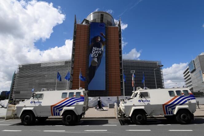 Devant le bâtiment de la Commission européenne, à Bruxelles, le 24 mai 2021.