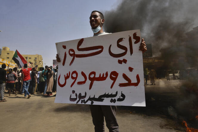 Un manifestant soudanais brandit une pancarte lors d’une manifestation à Bahri, près de Khartoum, le 21 octobre 2021.