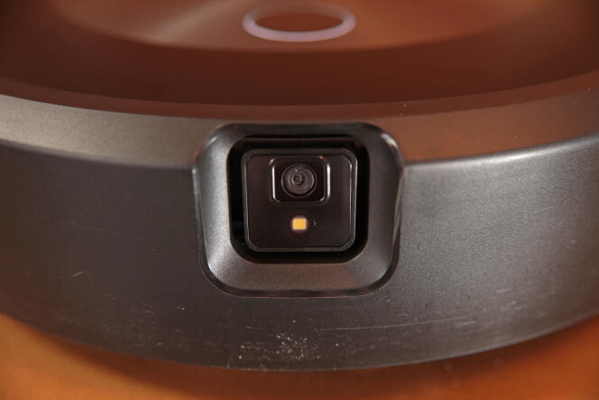 La caméra frontale du J7+ est mieux placée pour détecter les obstacles que celle du i7+, positionnée sur le dessus du robot.