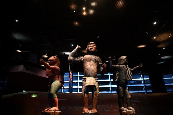 Trois statues des trésors royaux d’Abomey, exposées au Musée du quai Branly à Paris, le 10 septembre 2021.