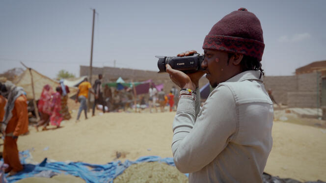Le réalisateur burkinabé Seidou Samba Touré pendant le tournage du documentaire « Massiiba ».