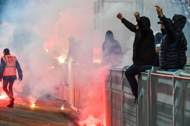 La rencontre entre Saint-Etienne et Angers vendredi 22 octobre a dû être retardée d’une heure à la suite de jets de fumigènes sur les filets des buts, peu avant le coup d’envoi, par des supporteurs stéphanois en colère.