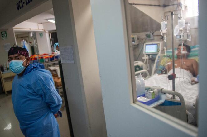 Un patient souffrant du Covid-19, à l’hôpital de Sullana, dans le nord-ouest du Pérou, le 19 octobre 2021.