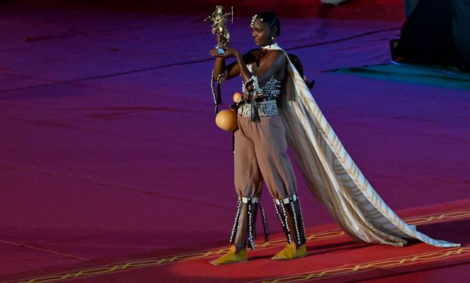 Une femme tient l’Etalon d’or remis au réalisateur Khadar Ahmed lors de la cérémonie de clôture du 27e Fespaco, à Ouagadougou, au Burkina Faso, le 23 octobre 2021.