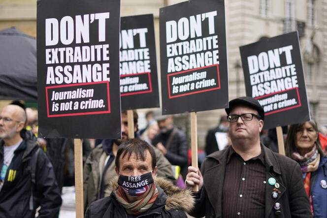 Des manifestants protestent contre une possible extradition de Julian Assange, à Londres, le 23 octobre 2021.