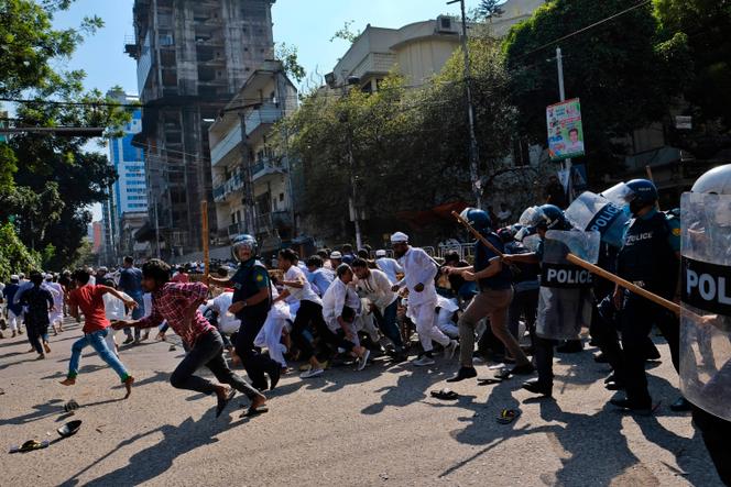 Des policiers dispersent des fidèles musulmans lors d’une manifestation devant la principale mosquée du pays, à Dhaka, le 15 octobre 2021.