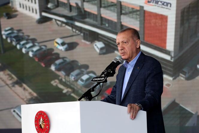 Le président turc, Recep Tayyip Erdogan, s’adresse à ses partisans à Eskisehir (Turquie), le 23 octobre 2021.