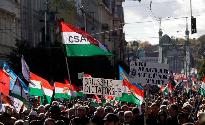 Des soutiens du premier ministre hongrois, Viktor Orban, participent à une marche à Budapest le 23 octobre 2021, pour commémorer le 65e anniversaire du soulèvement contre l’occupation soviétique.