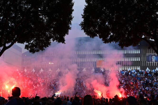 Supporters of Olympique de Marseille in front of the Stade-Vélodrome, during the match between their team and PSG, on October 24, 2021. The incidents resulted in a closed-door match at OM.
