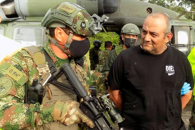 Dario Antonio Usuga, alias Otoniel, narcotrafiquant chef du « clan du golfe », escorté par des militaires colombien après sa capture, à Turbo, le 23 octobre 2021.