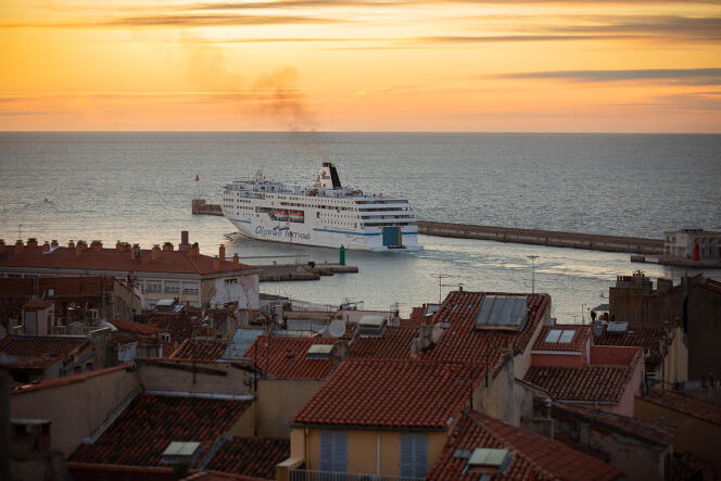 Un ferry de la société Algérie Ferries dans le port de Marseille.