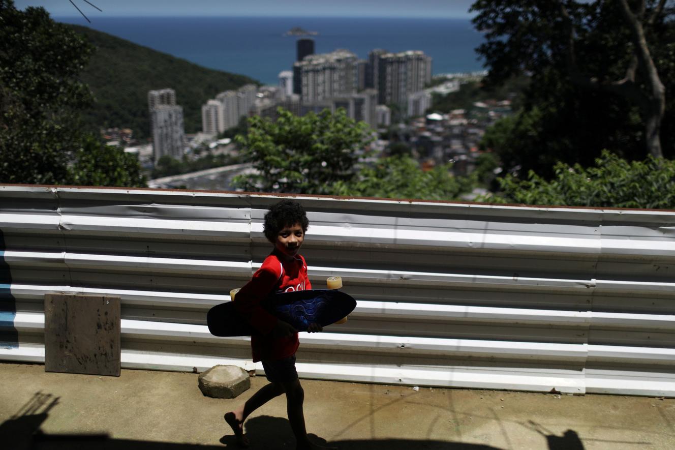 W slumsach Rosinha, Rio de Janeiro, Brazylia, 22 października 2021 r.