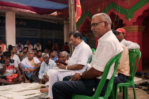 Une réunion publique d’information et de mobilisation menée par Shrikant Nirala, le chef du conseil de Gondalpura, et le militant Mithilesh Dangi à Gondalpura, au Jharkhand (Inde), le 16 octobre 2021.