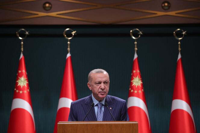 25 października 2021 r. zdjęcie z tureckiej prezydenckiej służby prasowej przedstawia prezydenta Recepa Tayyipa Erdogana podczas konferencji prasowej w Ankarze.