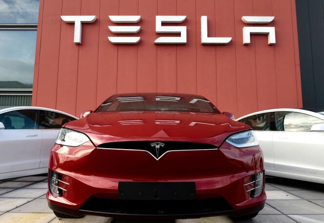 Autoverhuurbedrijf Hertz heeft aangekondigd 100.000 elektrische voertuigen van Tesla te kopen om zijn vloot te moderniseren.