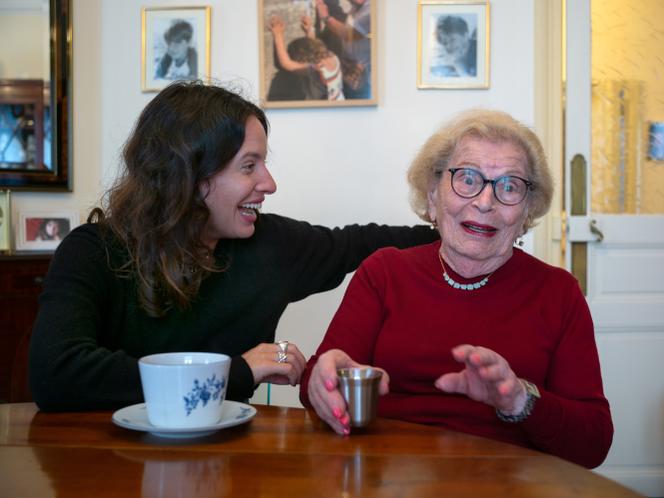 Frankie Wallach et sa grand-mère, Julia Wallach, au domicile parisien de cette dernière, le 29 septembre 2021.