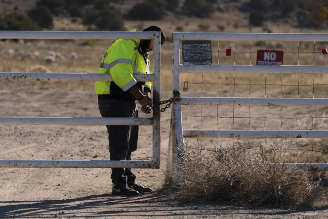 Un agent de sécurité posté, le 25 octobre, sur le site du ranch Bonanza Creek de Santa Fe (Nouveau-Mexique) où a eu lieu le drame, quatre jours plus tôt.