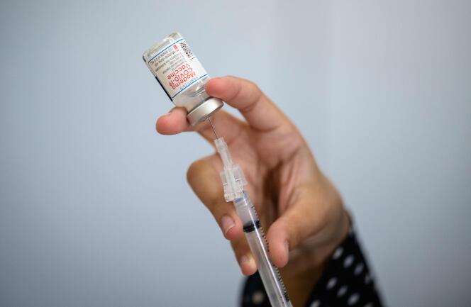 Le 16 avril 2021, un membre du personnel médical prépare une seringue avec un flacon du vaccin Moderna dans une clinique de vaccination, au Jewish Community Center, dans le quartier de Staten Island, à New York, aux Etats-Unis.