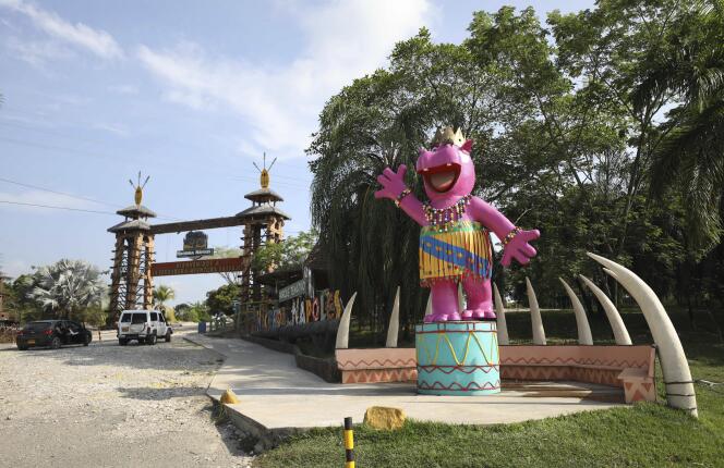 La statue d’un hippopotame rose accueille les touristes au parc de l’Hacienda Napoles, à Puerto Triunfo (Colombie), en février 2021.