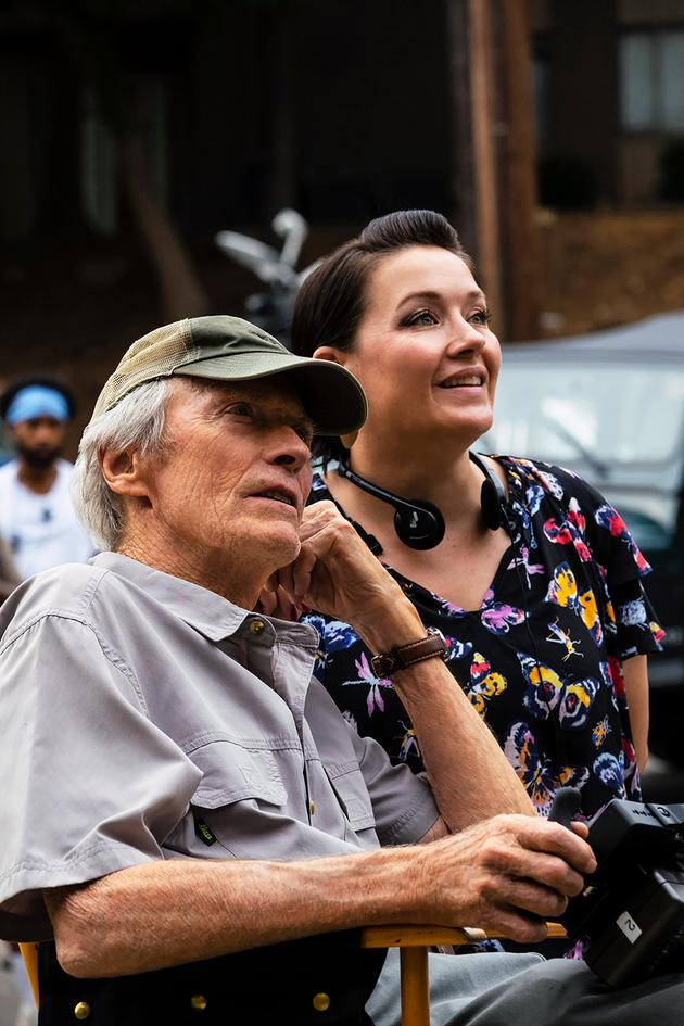 Clint Eastwood et sa productrice, Jessica Meier, sur le tournage du « Cas Richard Jewell », en 2019.