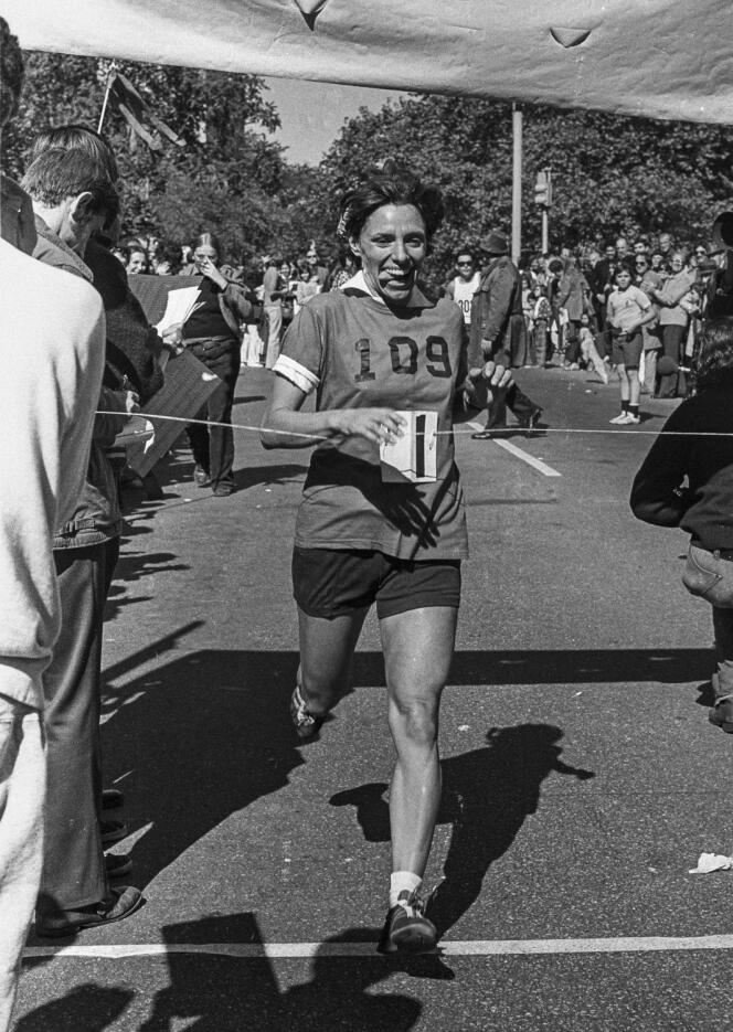 Nina Kuscsik en train de franchir la ligne d’arrivée du marathon de New York, en 1972.