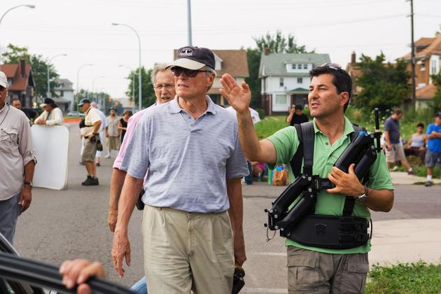 Clint Eastwood et le cameraman Stephen Campanelli, sur le tournage de « Gran Torino », en 2008.
