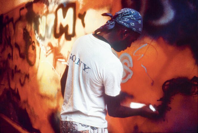Myles Meo Carter, street artiste américain installé à Paris, en 1990. Photo extraite de « Sur nos murs ».