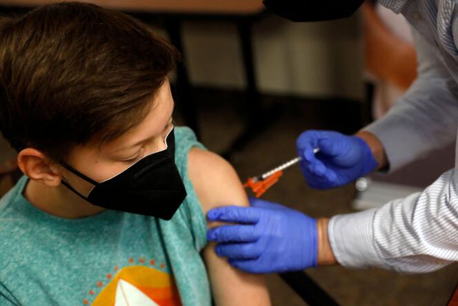 Vaccination d’un jeune le 13 mai 2021, à Bloomfield Hills, dans le Michigan.
