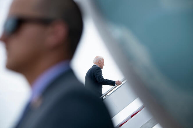 Joe Biden monte à bord d’Air Force One avant de partir pour le Royaume-Uni et l’Europe, dans le Maryland, le 9 juin 2021.