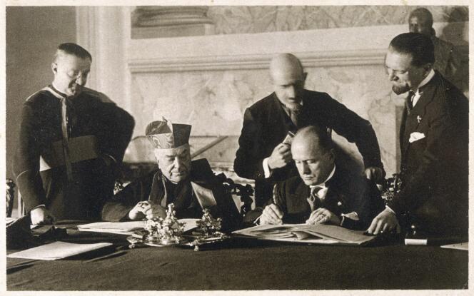 Le pape Pie XI et Mussolini signent les accords du Latran, à Rome, le 11 février 1929.