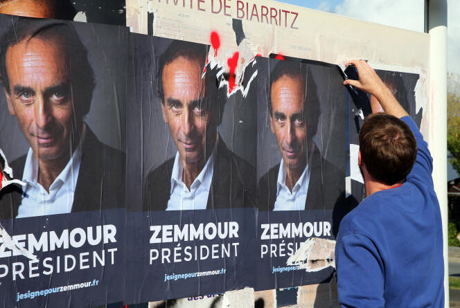 Des affiches de campagne pour Eric Zemmour, qui n’a pas fait de déclaration officielle de candidature, alors que la Commission des sondages a épinglé la chaîne CNews pour sa diffusion d’un extrait de sondage à la présentation et aux données trompeuses, le 27 octobre 2021.