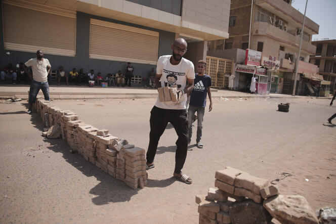 Na terça-feira, 26 de outubro de 2021, manifestantes montaram barricadas em Cartum, capital do Sudão.