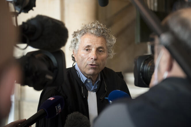 Gilles-William Goldnadel, l’avocat de la famille Knoll, s’adresse aux médias dans la cour du Palais de justice de Paris, le 26 octobre 2021.