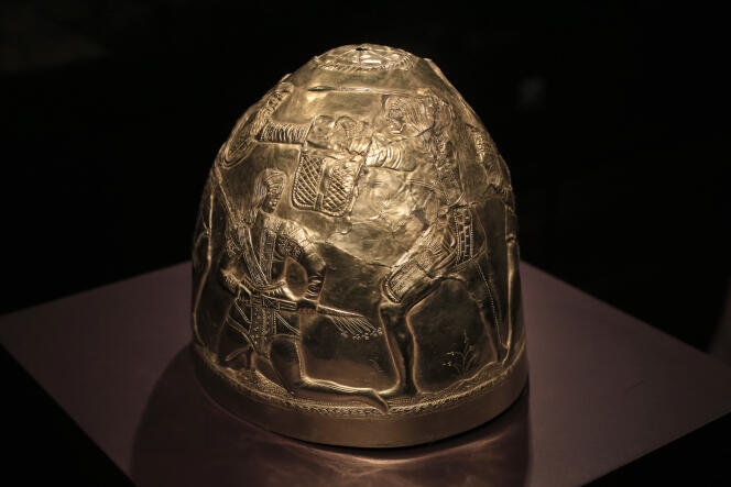 Sebuah helm emas Scythian dari abad ke-4 SM dipajang sebagai bagian dari pameran berjudul “The Crimea.  Emas dan Rahasia Laut Hitam ”, di Museum Sejarah Allard-Pierson di Amsterdam, 4 April 2014.