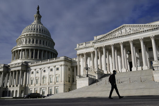 Los demócratas del Senado dieron a conocer una nueva propuesta fiscal multimillonaria en Capitol Hill en Washington el miércoles 27 de octubre de 2021.
