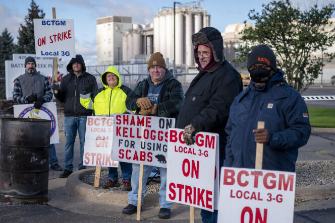 Des salariés de Kellogg’s en grève, à Battle Creek (Michigan), mardi 26 octobre.