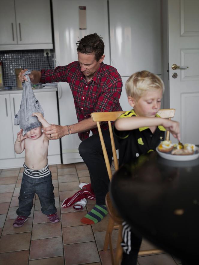 Jonas Jarl a pris six mois de congé paternité pour son troisième enfant, et huit mois pour ses deux premiers. A Malmö (Suède), en juillet 2015.